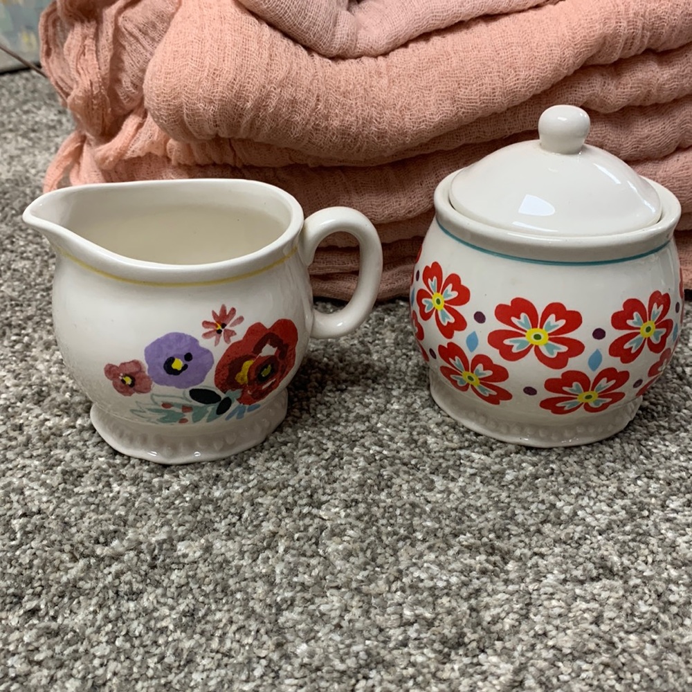Pioneer woman cream and sugar dishes